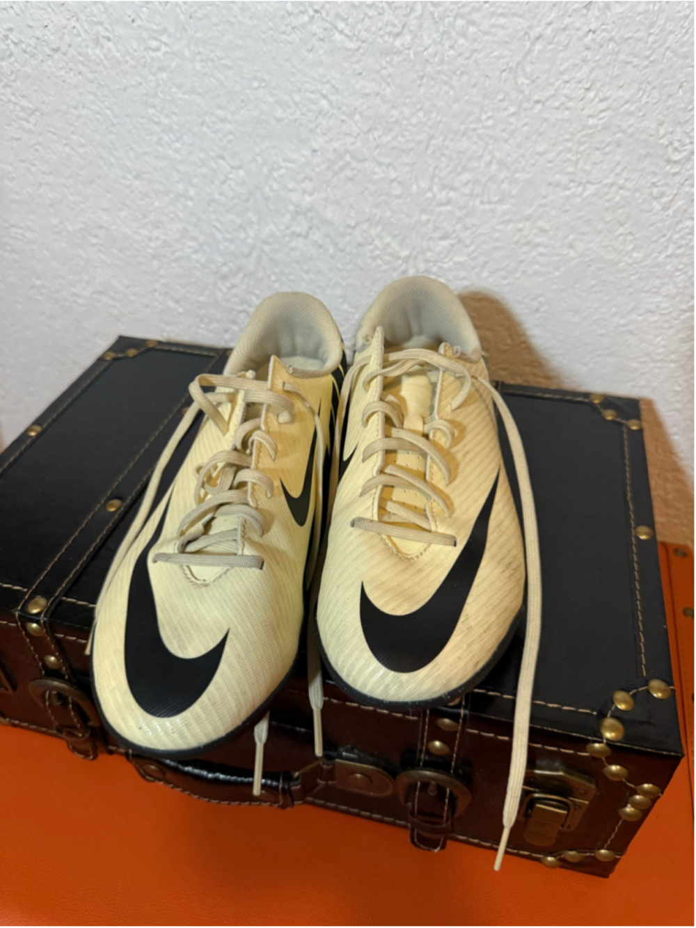 Preowned, the Nike Mercurial Vapor 15 Club TF , Size 6 ,Beige/Black
